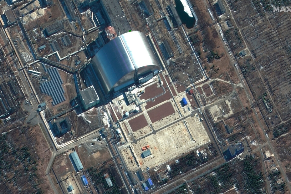 Satellitbild över det nedlagda kärnkraftverket Tjernobyl tagen i torsdag. I bildens mitt syns tydligt överbyggnaden till sarkofagen över reaktor 4, där en katastrofal olycka inträffade 1986.