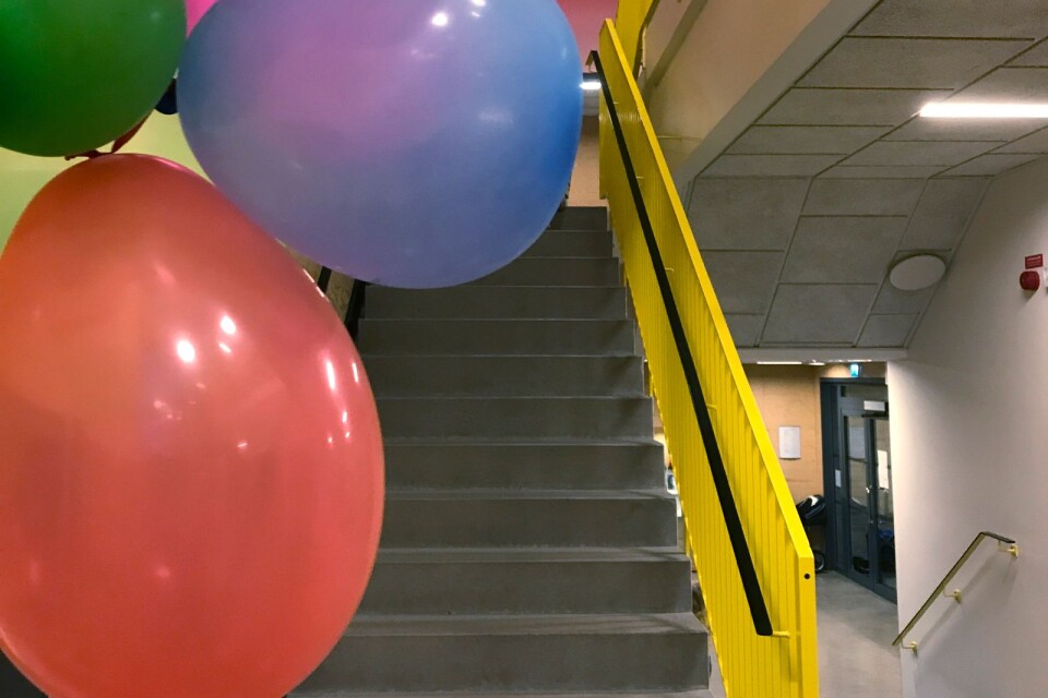 Den färgglada nya skolan var idag extra pyntad med ballonger, girlanger och röda mattan för alla besökarna.