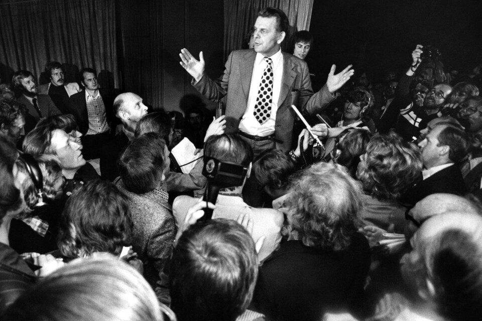 Partiledaren Thorbjörn Fälldin (C) omringad av journalister och fotografer under centerpartiets valvaka under valet 1976. Valresultatet medförde att de borgerliga kunde bilda regering för första gången på 40 år, nu med Fälldin som statsminister.