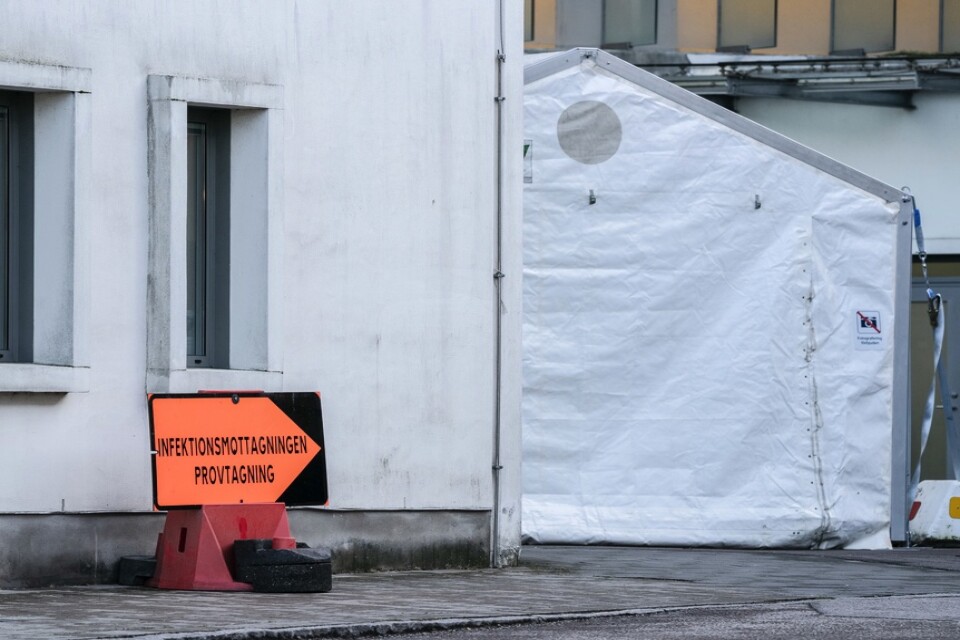 Utanför infektionsmottagningen på Skånes Universitetssjukhus i Malmö finns ett tält för att kunna testa personer för covid-19 virus. 
Foto: TT