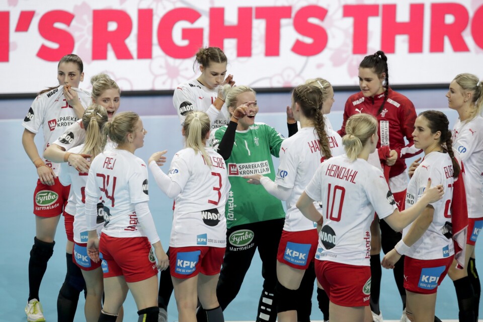 Sandra Toft, i grönt, fick jubla tillsammans med resten av danskorna som är klara för semifinal i handbolls-EM.
