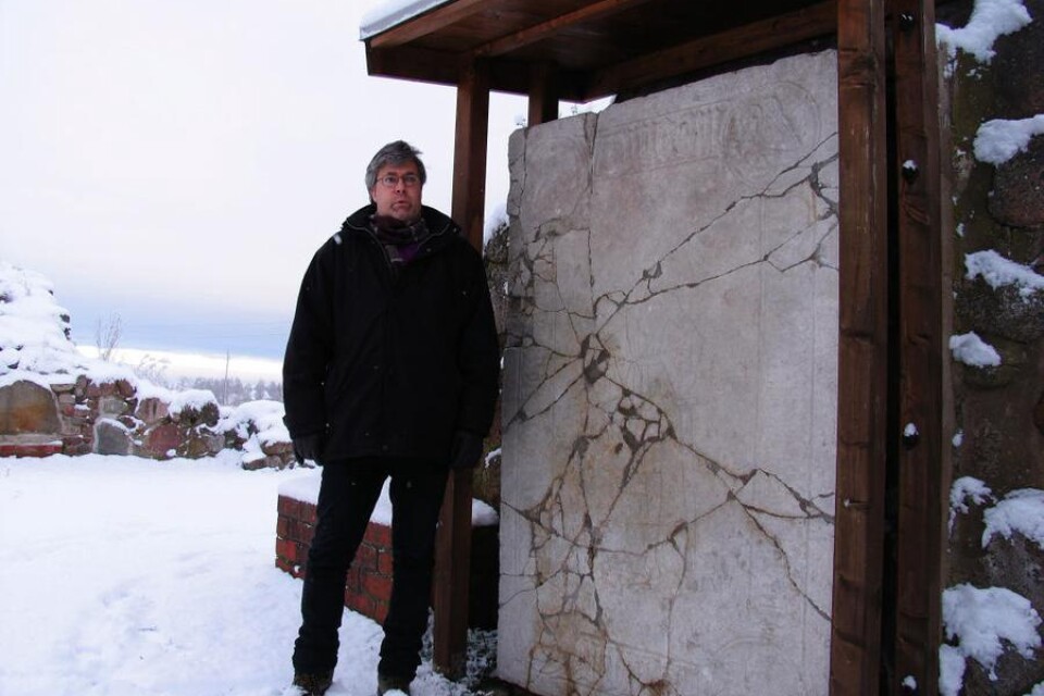 Gravstenen har gäckat forskarna sedan 1945. Vid restaureringen fann man stenen i bitar men lyckades pussla ihop den, berättar historikern Jonny Nilsson, Mönsterås.