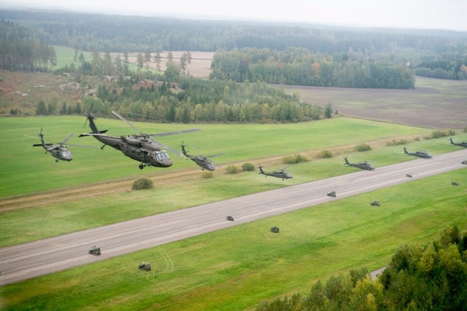 Flygvapnets gamla bas i Björkvik i Sörmland, som såldes för några år sedan, användes åter av försvaret under övningen Aurora 17 i september. Här soldater från K3 i Karlsborg som lyfter i Black Hawk-helikoptrar.