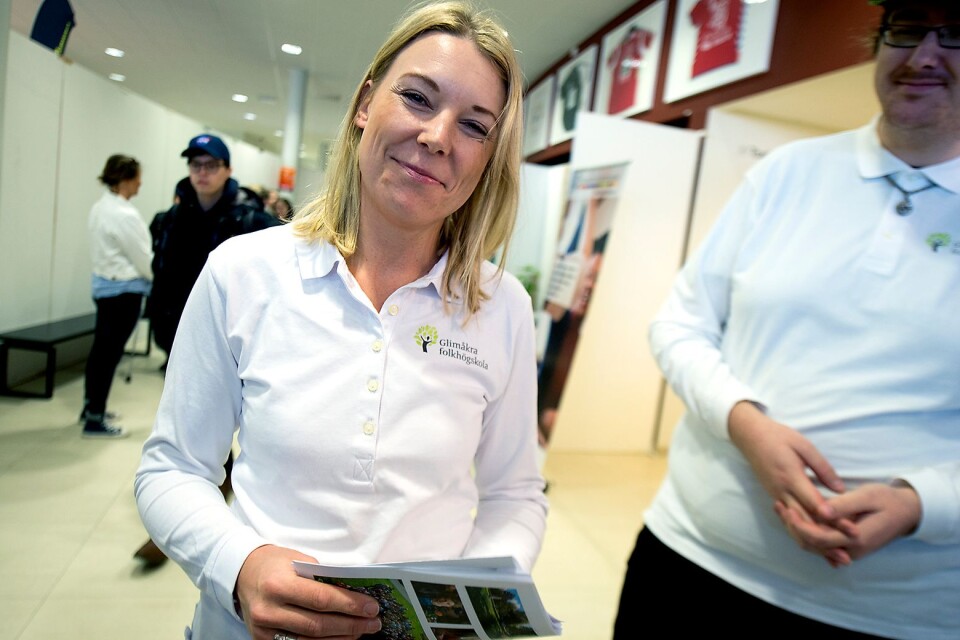 Anna Björk, biträdande rektor på Glimåkra Folkhögskola, och Jonas Bydén, som studerar e-sport. De tror att folkhögskola är bra för dem som inte tycker att gymnasiet funkade.