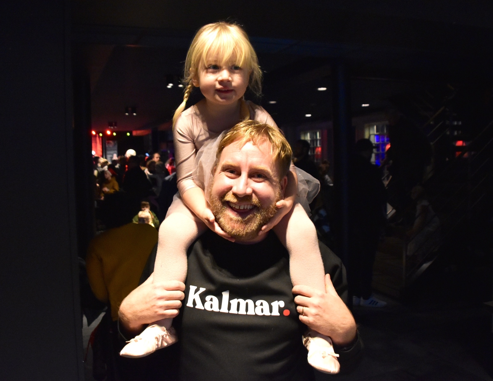 Så roligt att få dansa med pappa Martin Bergvall Nilsson tycker Lottie, 3 år.