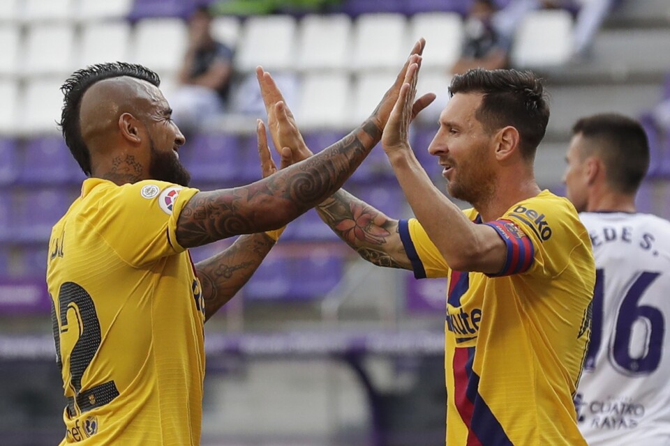 Arturo Vidal och Messi firar matchens enda mål.