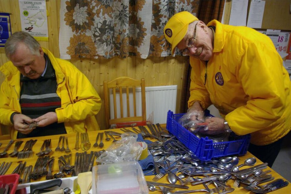 Sortering Bengt Holmberg och Göte Rask sorterar bestick som sedan ska säljas på loppmarknaden.Foto: Stefan Fehrm