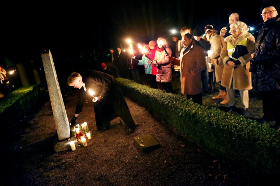 Ett knappt hundratal personer marscherade från konstmuseet till den judiska kyrkogården för att hedra Förintelsens offer på 70-årsdagen av Auschwitz befrielse. Prästen Stefan Friberg tände ett ljus vid minnesstenen av Förintelsens offer.