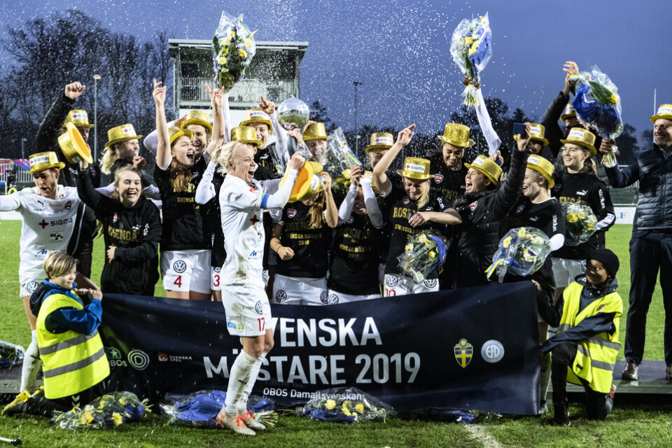 Rosengårds lagkapten Caroline Seger firade SM-guldet med sina lagkamrater i höstas. I år sänds hela damallsvenskan på Aftonbladet. Arkivbild.