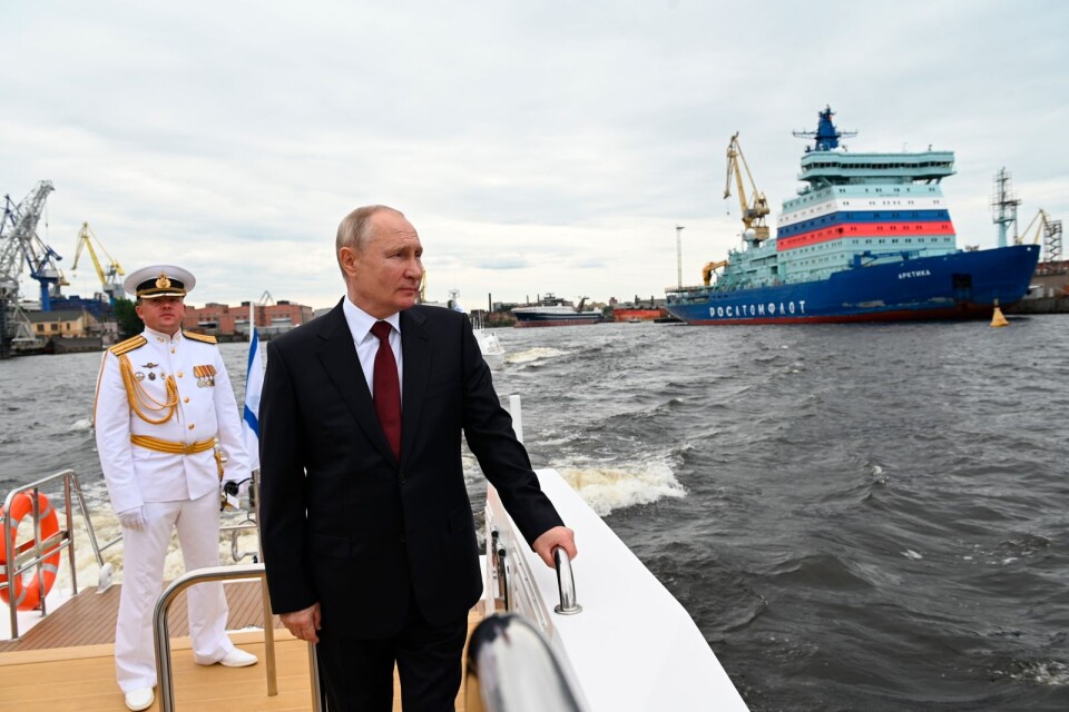Vladimir Putin takes vid flottparaden utanför St Petersburg den 25 juli.