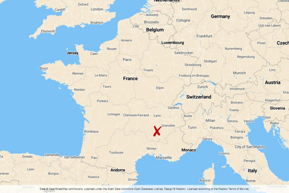 En man har knivhuggit två personer till döds och skadat fem i Romans-sur-Isère i Frankrike.