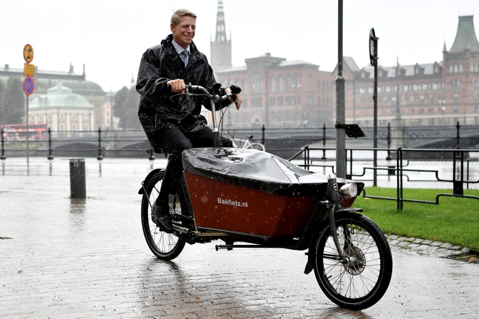 Finansmarknadsminister Per Bolund på cykel. Foto: TT