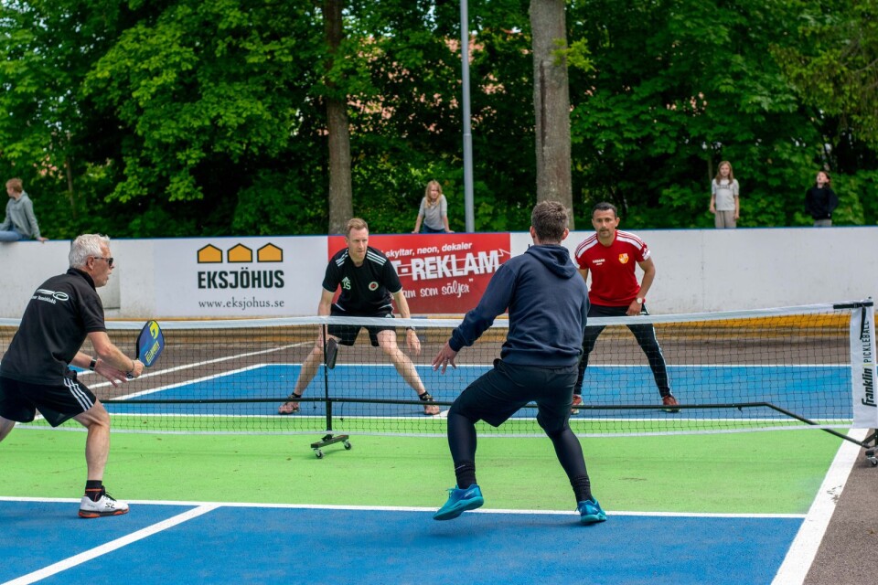 Eleverna fick se en tuff match där Kalmar Tennisklubb till sist vann kampen.