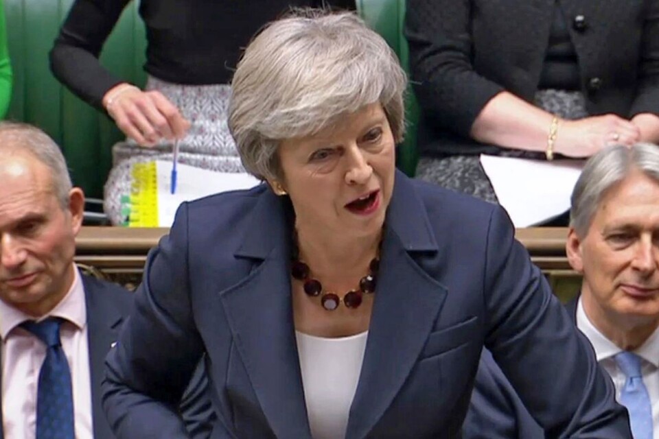 Under premiärministerns frågestund i underhuset återfanns häcklarna och kritikerna på båda sidor. De mest rabiata rösterna hördes från Theresa Mays egna led.