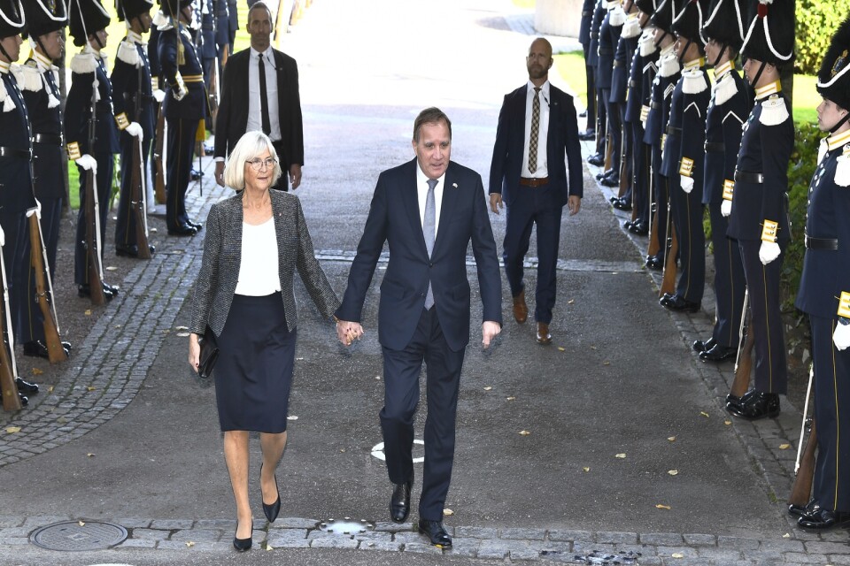 Statsminister Stefan Löfven och hustrun Ulla på väg in till riksdagens öppnande.