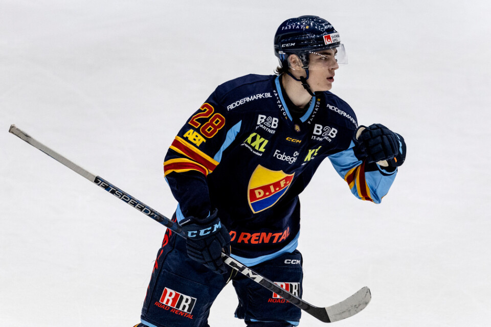 Liam Öhgren gjorde två av Djurgårdens sex mål när laget tog sig till semifinal i det hockeyallsvenska slutspelet. Arkivbild.