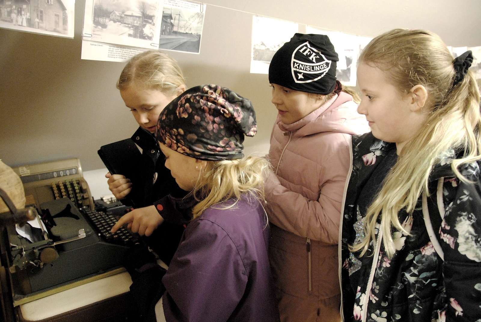 "Vad är det här?" "En gammal miniräknare?" "Va"? "En skrivmaskin?" Denise Brönjemark, Inez Olsson, Li Persson och Tuva Renudd kikar på en gammal klenod.