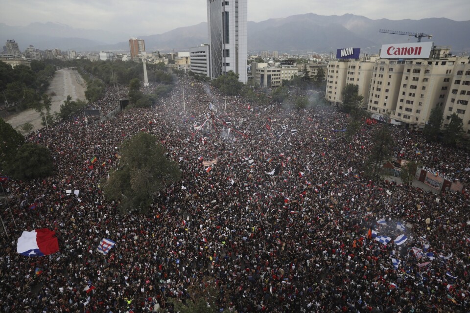 Regeringskritiska protester på Plaza Italia, som nu ligger öde på grund av coronakrisen, den 25 oktober i fjol. Arkivbild.