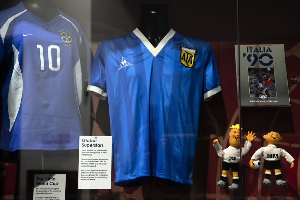 Tröjan som Maradona bar i kvartsfinalen i VM 1986 ska nu säljas. Den har varit på ett engelskt fotbollsmuseum de senaste 20 åren. Arkivbild.