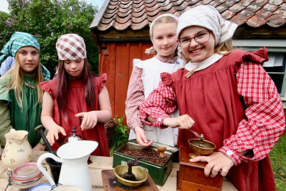 Agnes Lindholm, Sara Shkreta, Maja Lindström och Melissa Avdyli från årskurs 4, Färjestadens skola maler kaffebönor till förmiddagskaffet. De är på tidsresa till Kalkstad 1893.