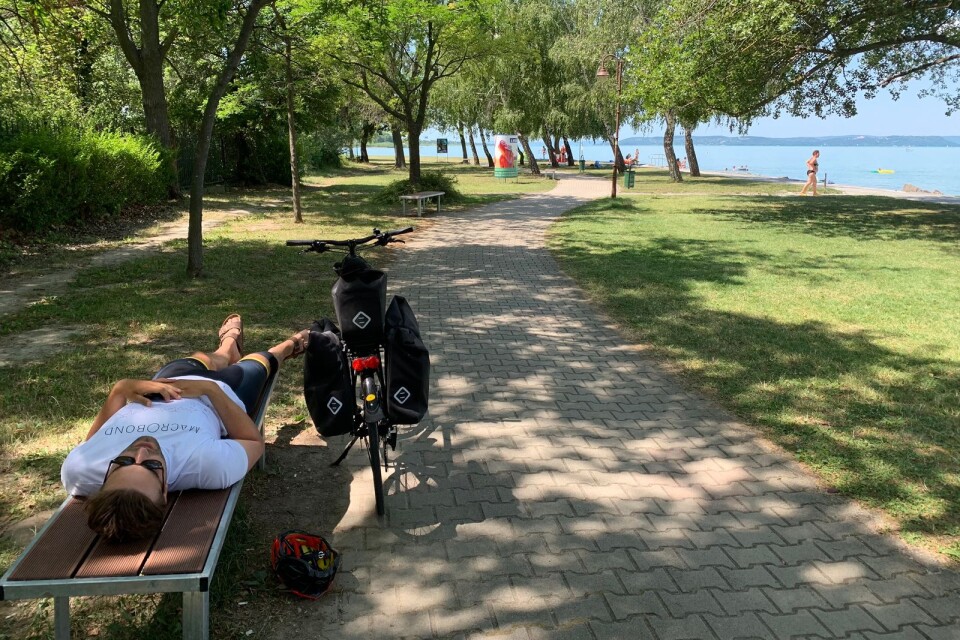 Tio mils cykling om dagen kräver sina pauser, som här vid Balatonsjön i Ungern.