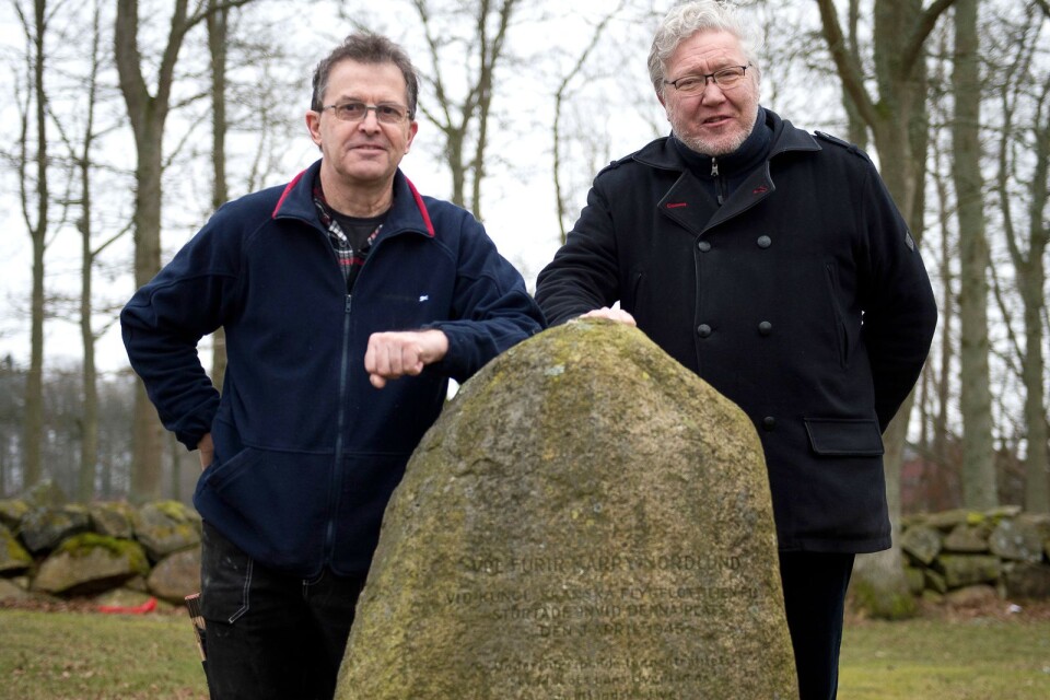 De historiskt intresserade Sölvesborgarna Lars Lamberg (t v) och Anders Jönsson vid minnesstenen över Harry Nordlund i Ynde.