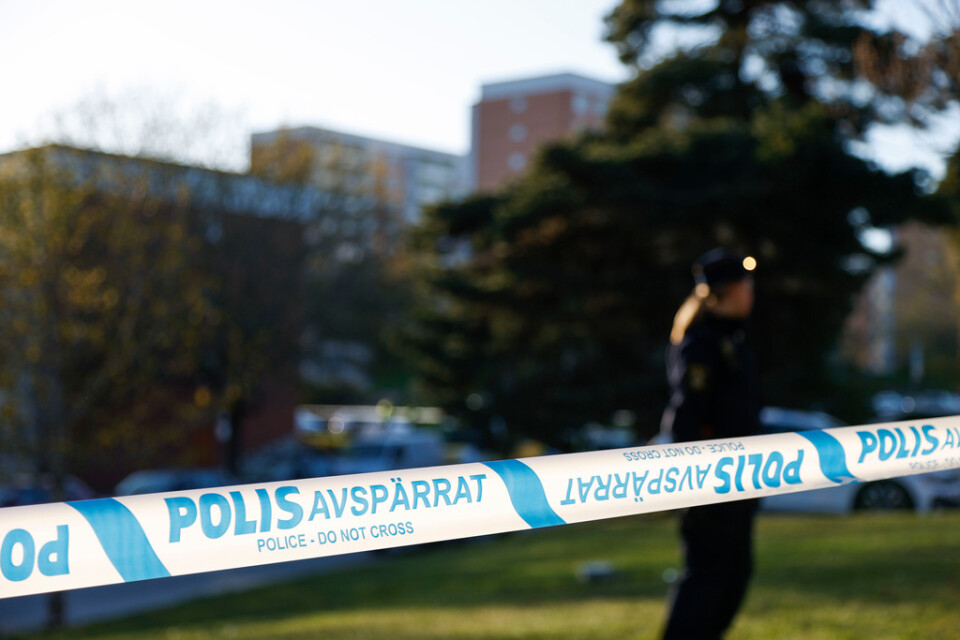 Polisavspärrningar efter måndagens mord utomhus i Jakobsberg norr om Stockholm.