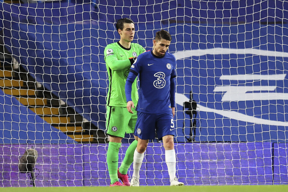 Chelseas målvakt Kepa Arrizabalaga klappar om Jorginho efter missen vid Arsenals 1–0-mål.