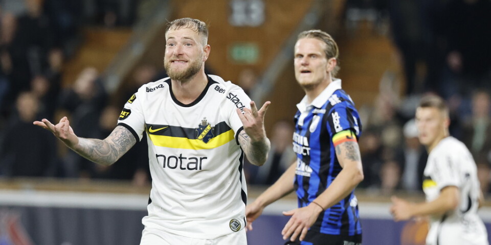 AIK:s John Guidetti ifrågasätter domaren under söndagens fotbollsmatch i allsvenskan mellan Sirius och AIK på Studenternas.