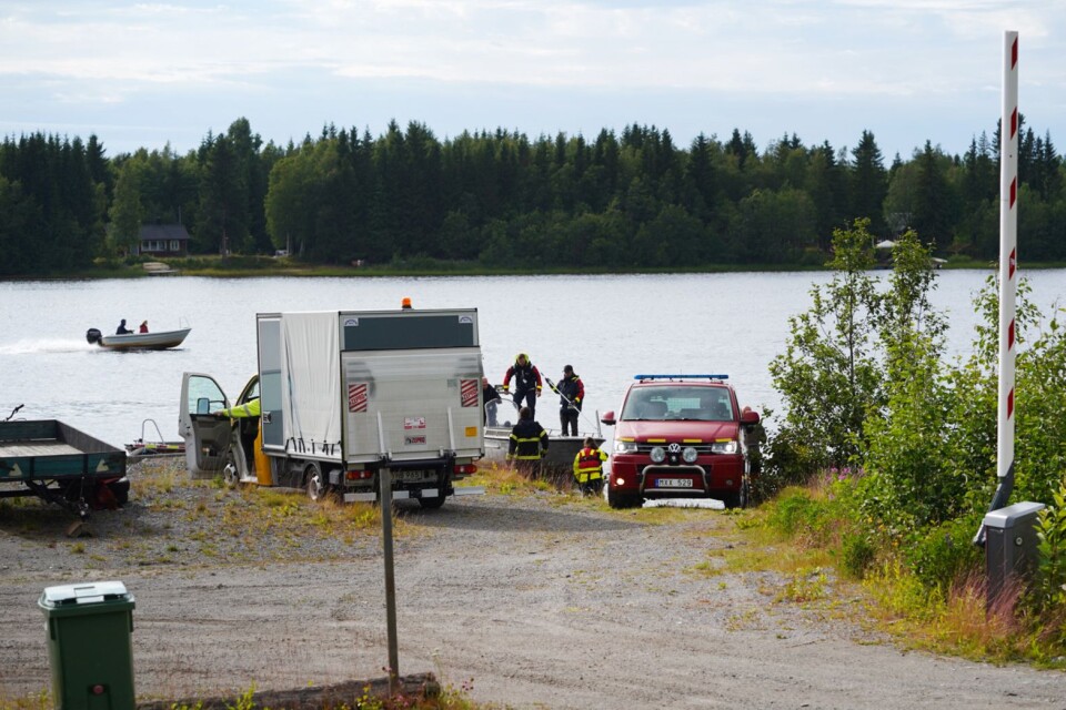 Räddningstjänsten kommer in med båt och vrakdelar till hamnen i Södra Bergsboda i närheten av olycksplatsen vid Storsandskär, Umeälven utanför Umeå.