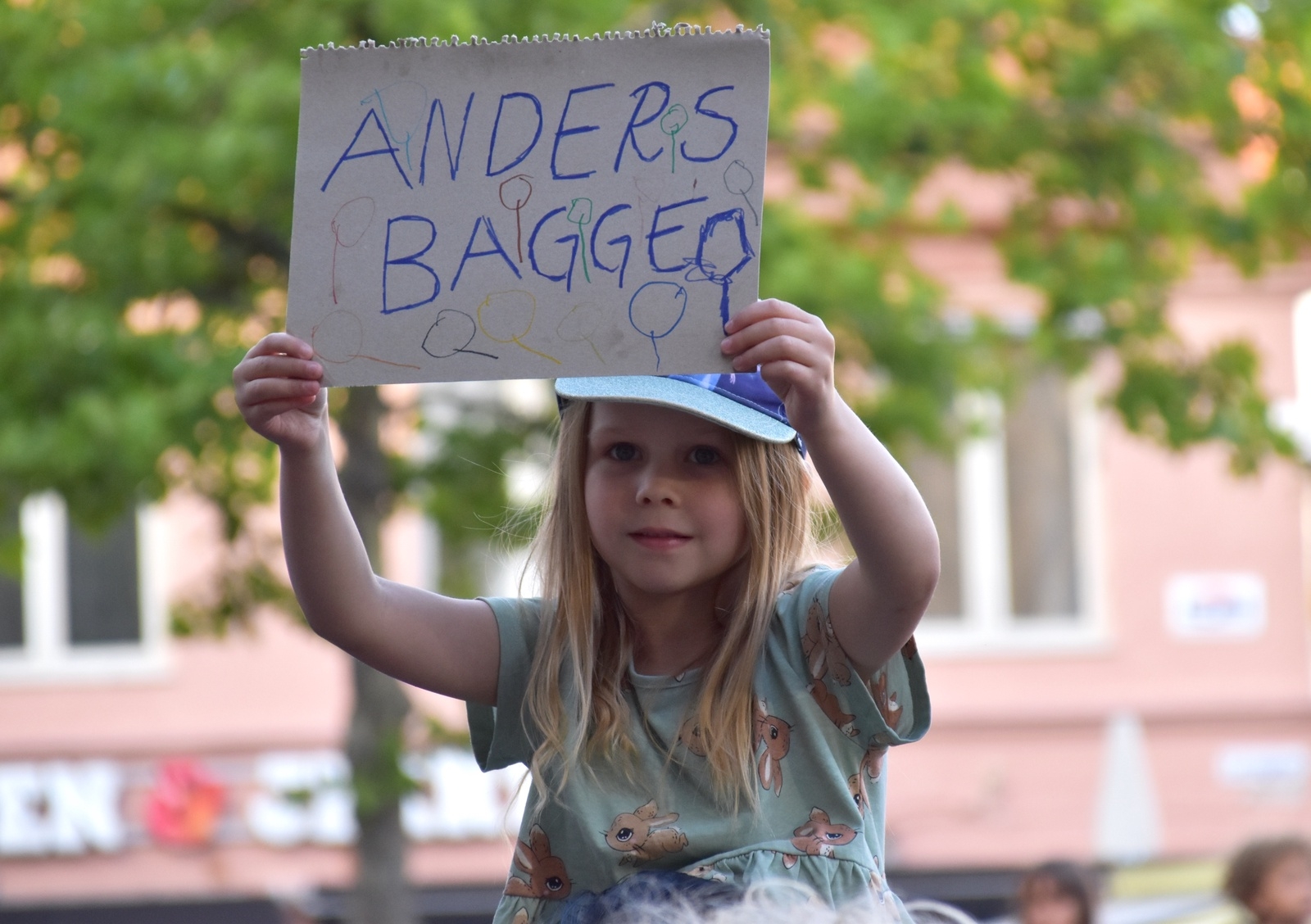Många Anders Bagge-skyltar syntes på Larmtorget.