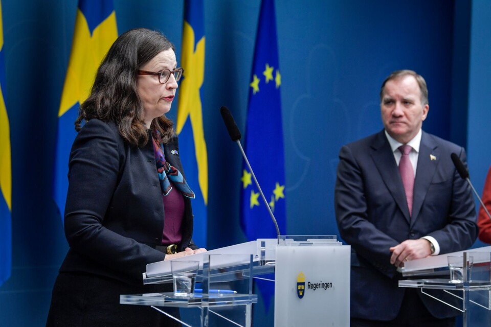 Utbildningsminister Anna Ekström meddelar att gymnasieskolorna ska fortsätta med distansundervisning till den 24 januari.