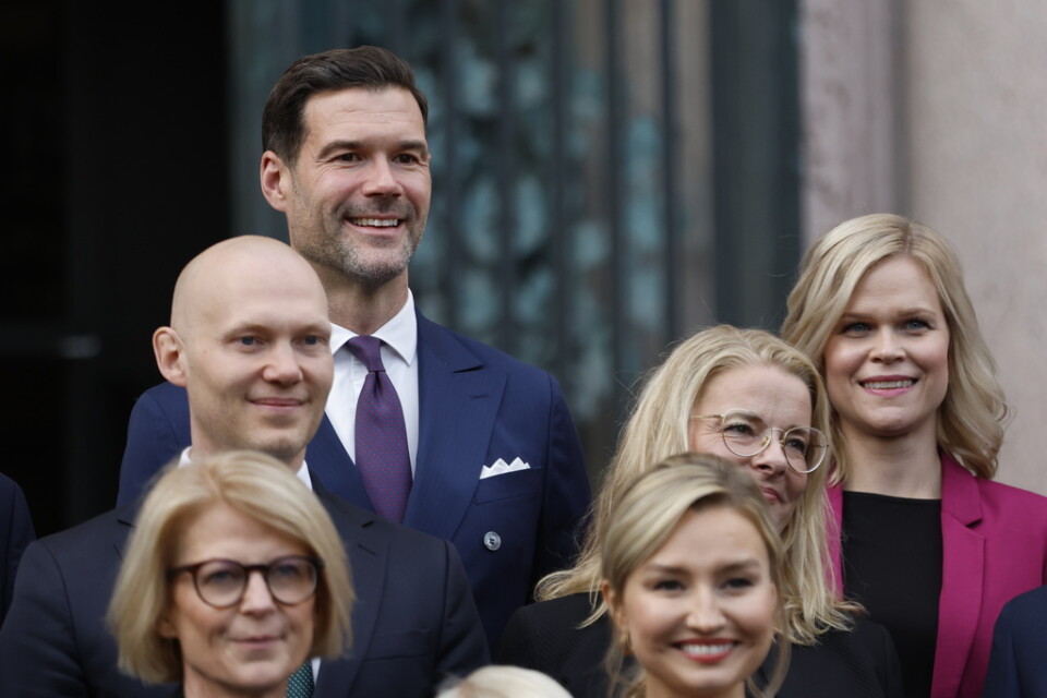 Johan Forssell (längst bak) när den nya regeringen presenterades.
