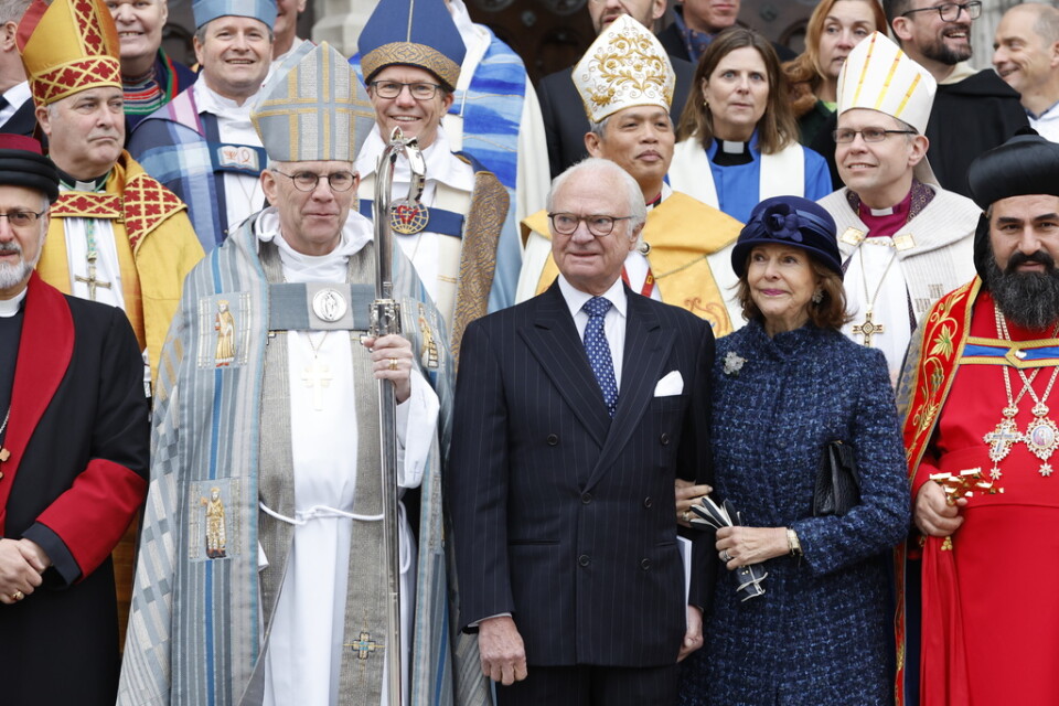 Martin Modéus poserar med bland andra kung Carl Gustaf och drottning Silvia och biskopar, kyrkliga ledare från olika samfund. Arkivbild.