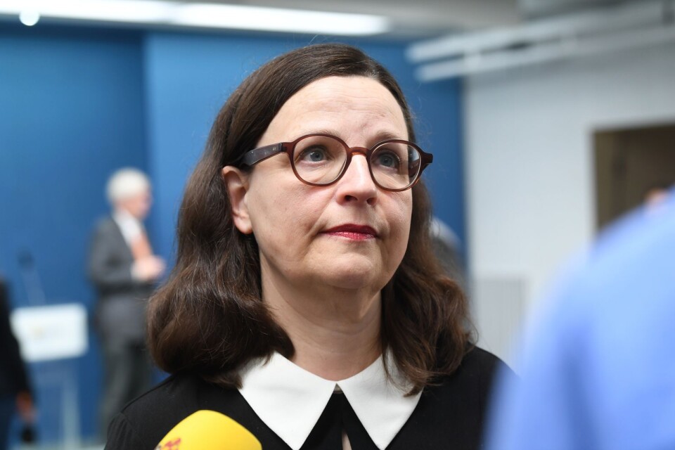 Utbildningsminister Anna Ekström (S) väntar inte på huvudmän och smittskyddsläkare.