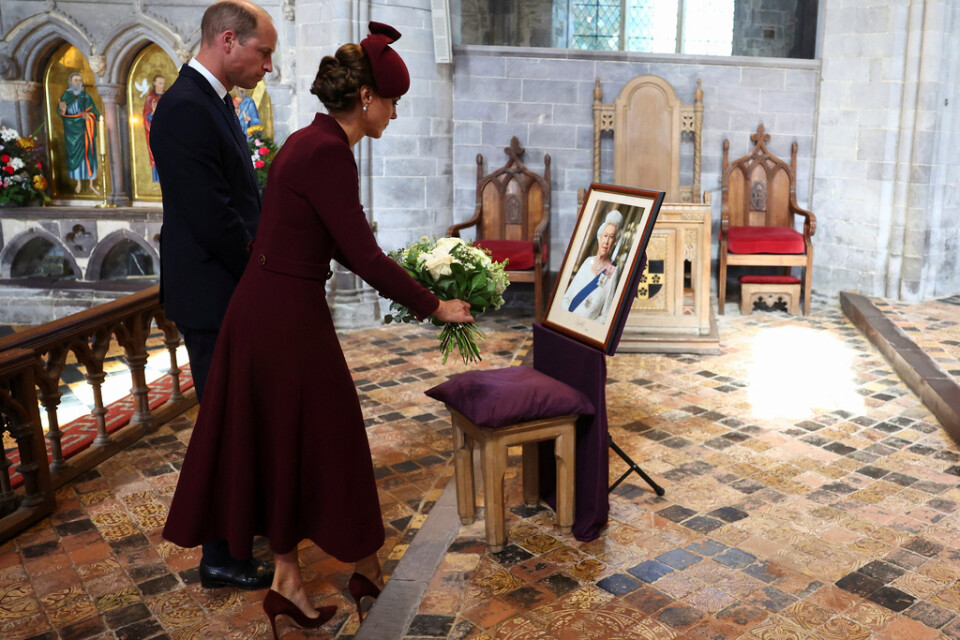 Storbritanniens prins William med maka Catherine lägger ner blommor under en ceremoni i S:t Davids katedral i Wales.