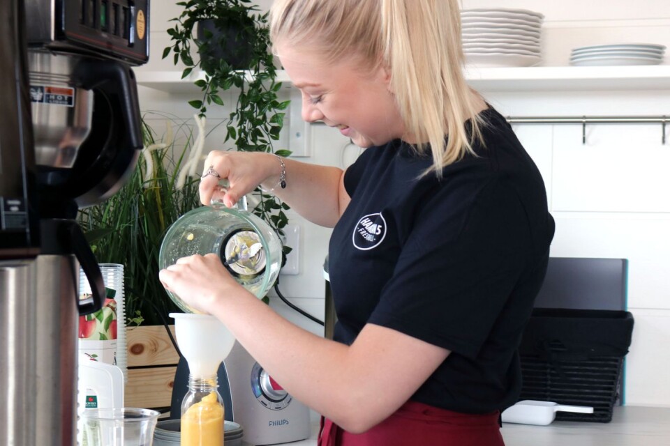 Louise Otterström har arbetat på Ölands Fisk och Rökeri i två månader. Här blandar hon en smoothie gjord på fryst ananas, mango och passionsfrukt.