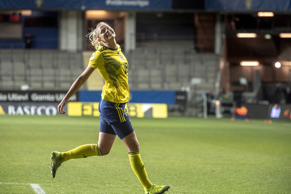 Fridolina Rolfö (här i landslagströjan) gjorde mål i CL-debuten för Wolfsburg.