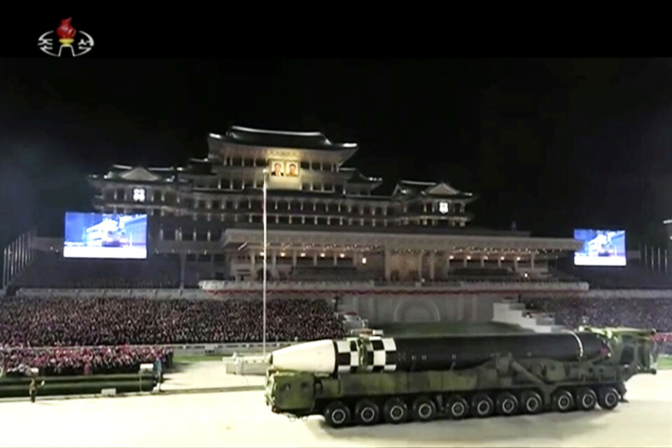 Nordkorea visar upp vad som tros vara en ny långdistansrobot under lördagens parad i Pyongyang.