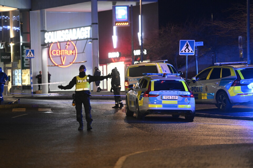 Polisen spärrade av ett område vid Vällingby centrum efter dödsskjutningen på nyårsafton.