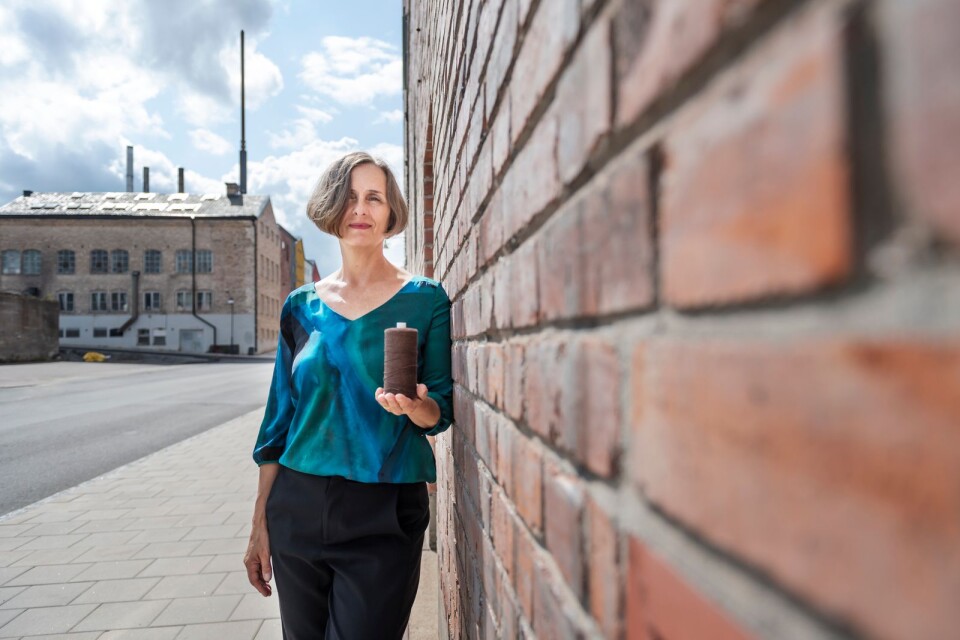 Författaren Susanna Alakoski är aktuell med romanen "Bomullsängeln", första delen i en svit om fyra böcker som skildrar kvinnliga arbetare på bomullsfabriken i Vasa.