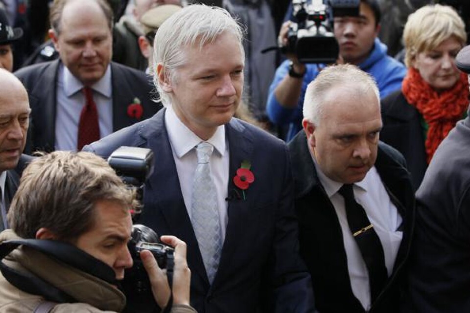 Julian Assange anländer till High Court i London.