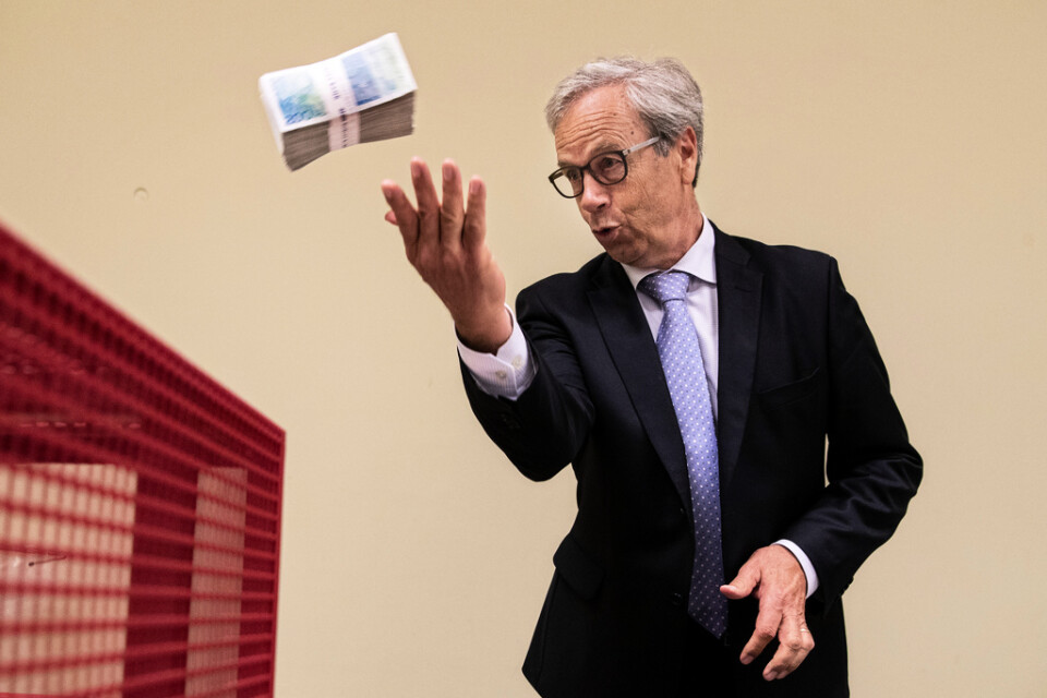 Centralbankschef Øystein Olsen bollar med pengarna. Arkivbild.