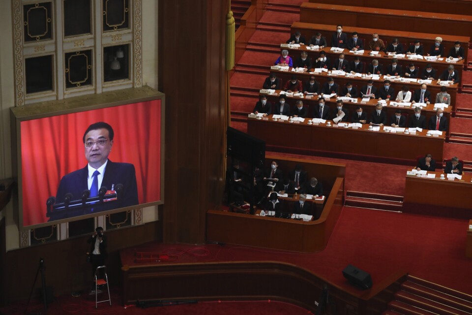 Li Keqiang håller tal inför folkkongressen.