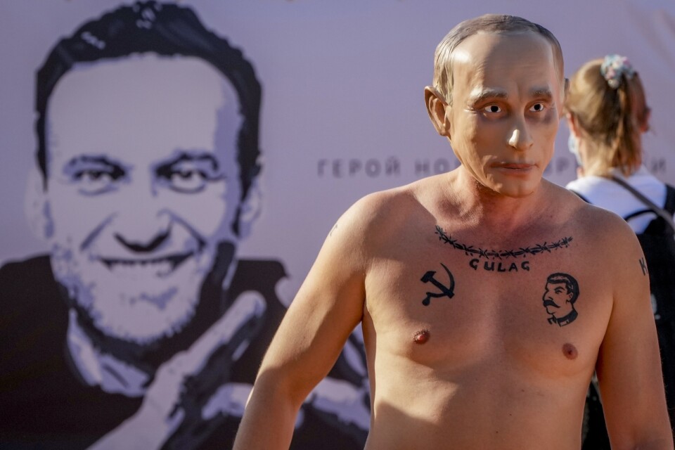 En man utklädd till Rysslands president Vladimir Putin deltar i en demonstration till stöd för den fängslade oppositionspolitikern Aleksej Navalnyj i Genève i juni i år. Arkivbild.