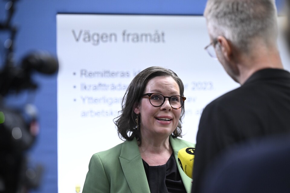 Migrationsminister Maria Malmer Stenergard (M) tar ett första viktigt steg för att styra upp skuggsamhället.