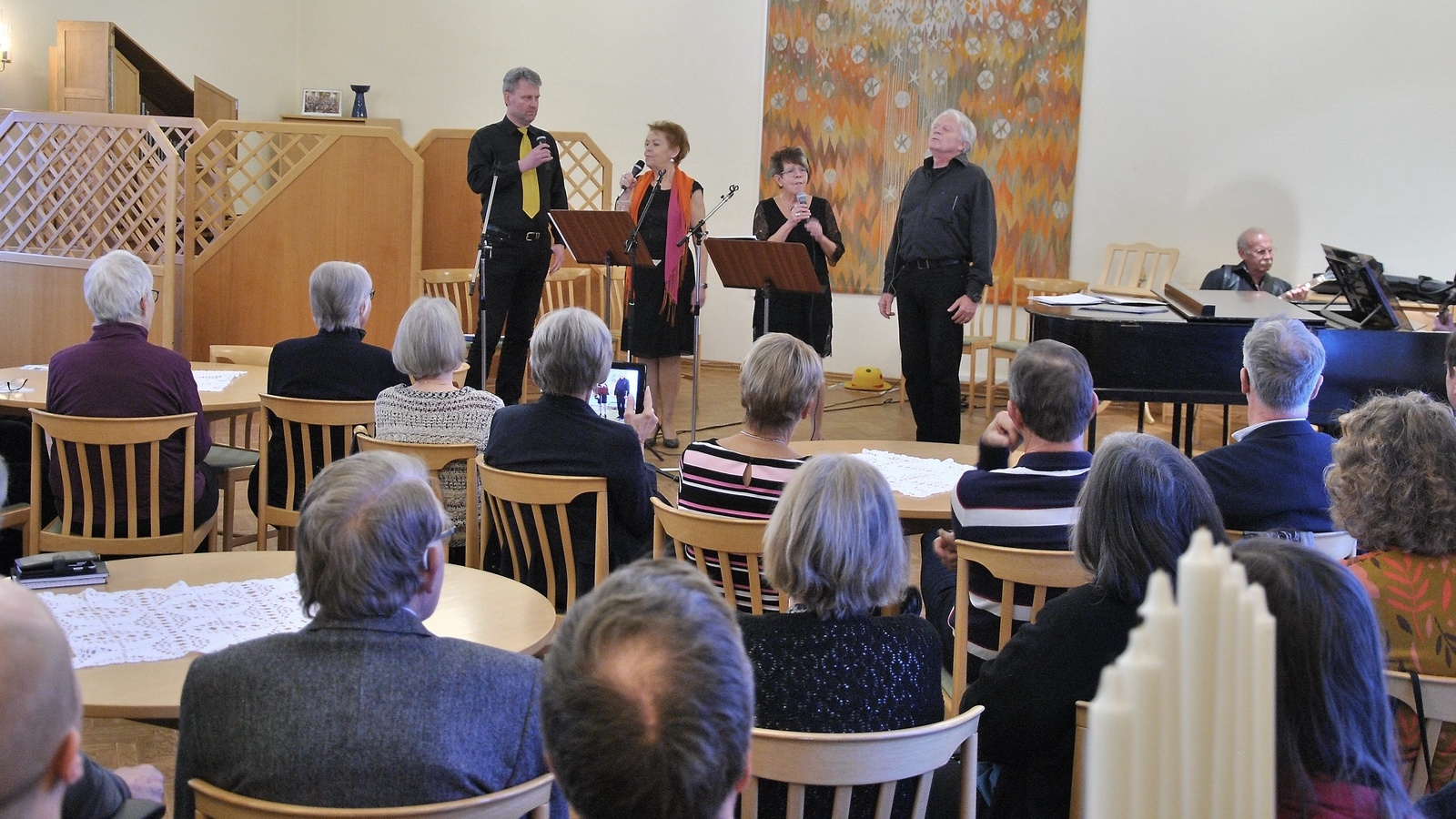 Gruppen Just for fun tolkade Hasse & Tage i Osby församlingshem förra söndagen. 					                   Foto: Magnus Wahlström