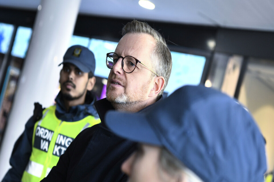 Inrikesminister Mikael Damberg (S) med ordningsvakter i Stockholm. Arkivbild.