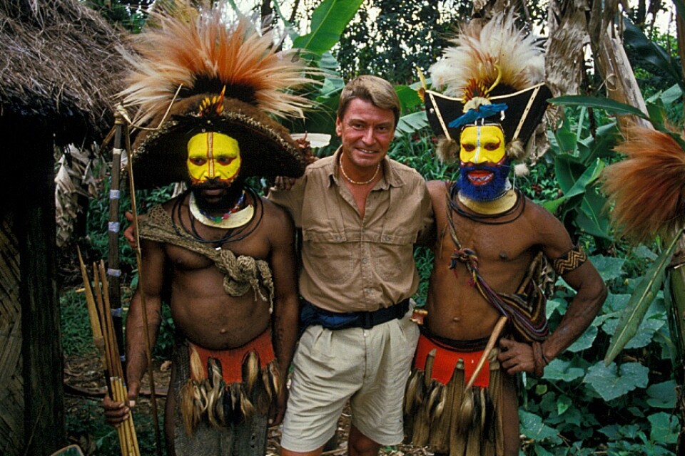 Göran Burenhult tillsammans med Huli warriors i Papua Nya Guineas högländer 1987.