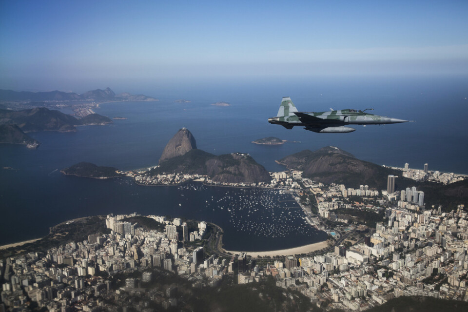 En sergeant i Brasiliens flygvapen döms till fängelse för narkotikasmuggling. Arkivbild: Ett F-5-plan från Brasiliens flygvapen flyger över Rio de Janeiro (2016).